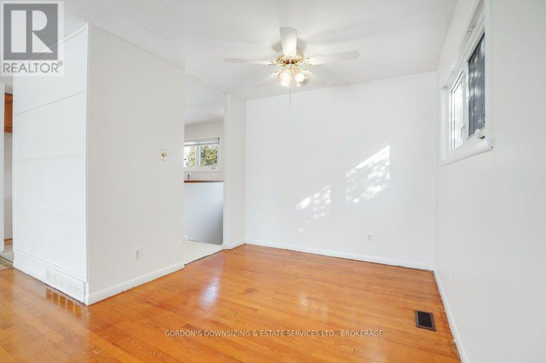 29327348/7-attwood-crescent/city-viewskylinefisher-heightsparkwood-hills/ottawa/ontario/K2E5B1_14