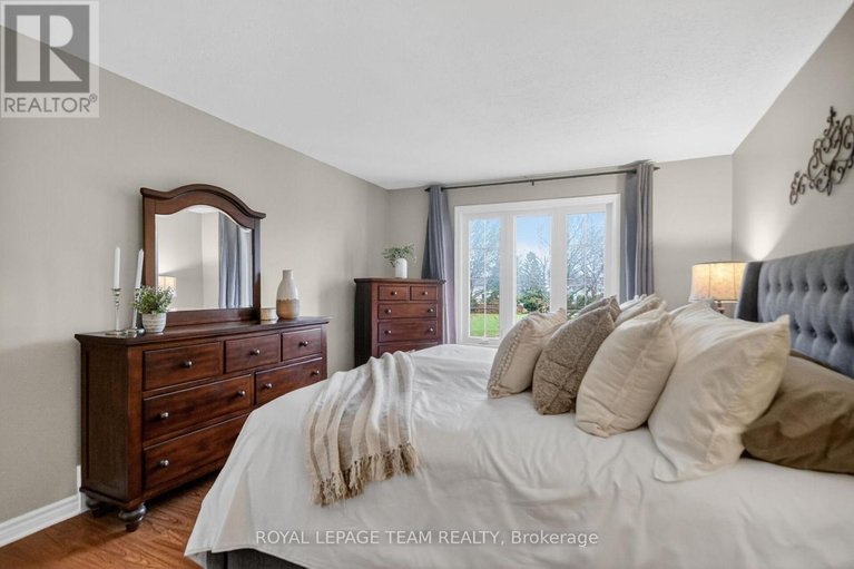 29608683/8-gowrie-drive/glencairnhazeldean/ottawa/ontario/K2L2S4_27