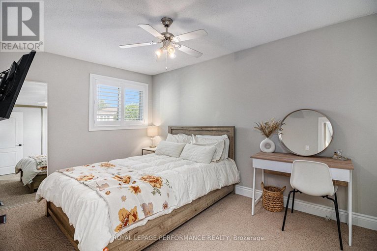 29629038/653-thicket-way/fallingbrookgardenway-south/ottawa/ontario/K4A3A7_27