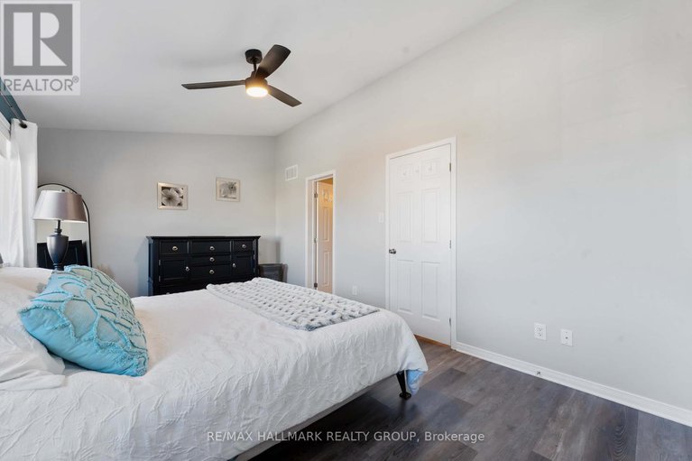 28985545/104-esterbrook-drive/mer-bleuebradley-estatesanderson-park/ottawa/ontario/K1W0A9_24
