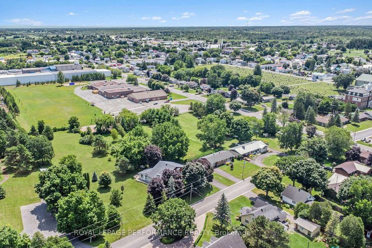 28651683/166-mccormick-road/alexandria/north-glengarry/ontario/K0C1A0_47
