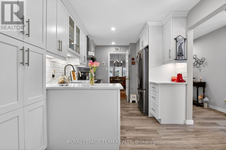 29466819/20-river-oaks-court/stittsville-central/ottawa/ontario/K2S1L3_21