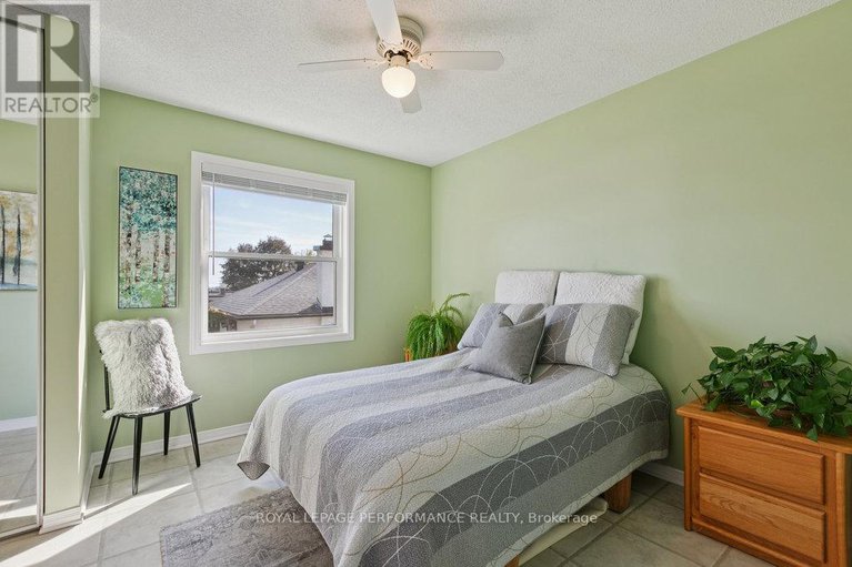 29032584/560-thomson-street/viscount-alexander-park/ottawa/ontario/K1K2J8_24