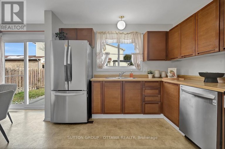 29123796/1540-bourcier-drive/bilberry-creekqueenswood-heights/ottawa/ontario/K1E3J2_15