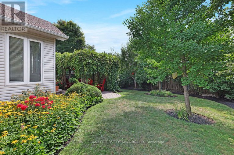 28678446/10-ladybirds-crescent/stittsville-north/ottawa/ontario/K2S1Z6_35