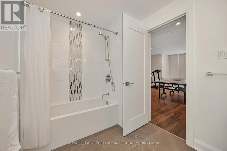 29438323/383-princeton-avenue/mckellarhighland/ottawa/ontario/K2A4E1_37