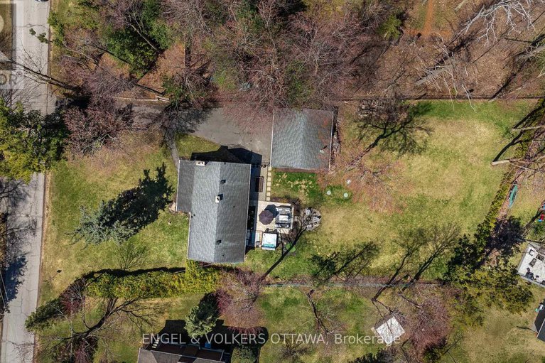 28232001/8-pineglen-crescent/pineglencountry-place/ottawa/ontario/K2E6X7_3