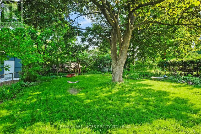 28736699/312-mountbatten-avenue/alta-vistafaircrest-heights/ottawa/ontario/K1H5W3_27