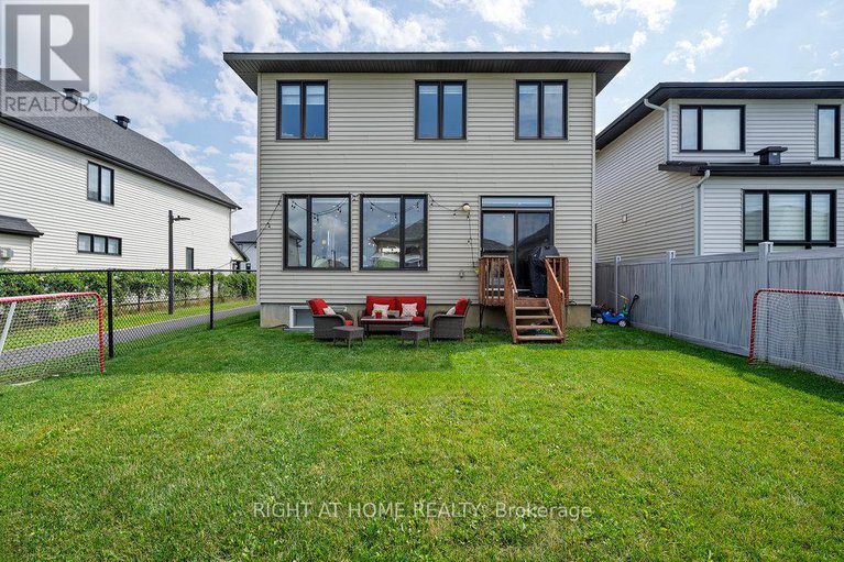 28737779/4512-kelly-farm-drive/blossom-parkkemp-parkfindlay-creek/ottawa/ontario/K1X0E7_48