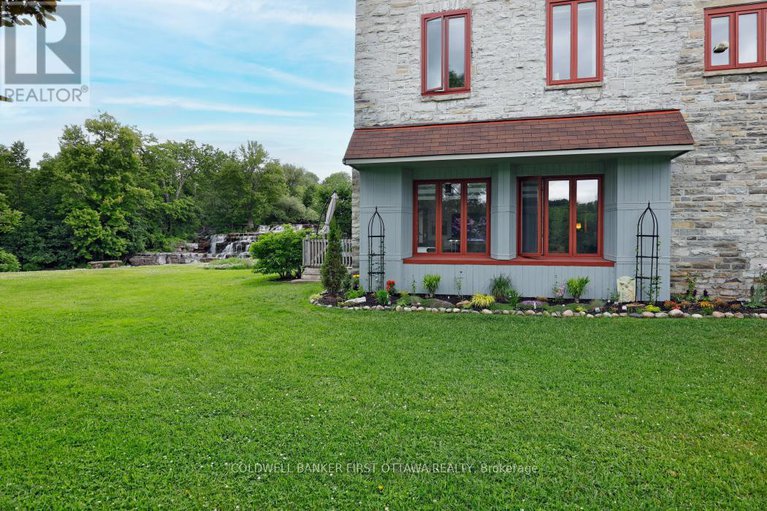 28688654/109-1-rosamond-street/almonte/mississippi-mills/ontario/K0A1A0_6