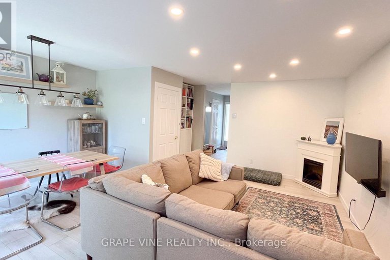 28549098/5c-woodvale-green/craig-henrywoodvale/ottawa/ontario/K2G4G9_3