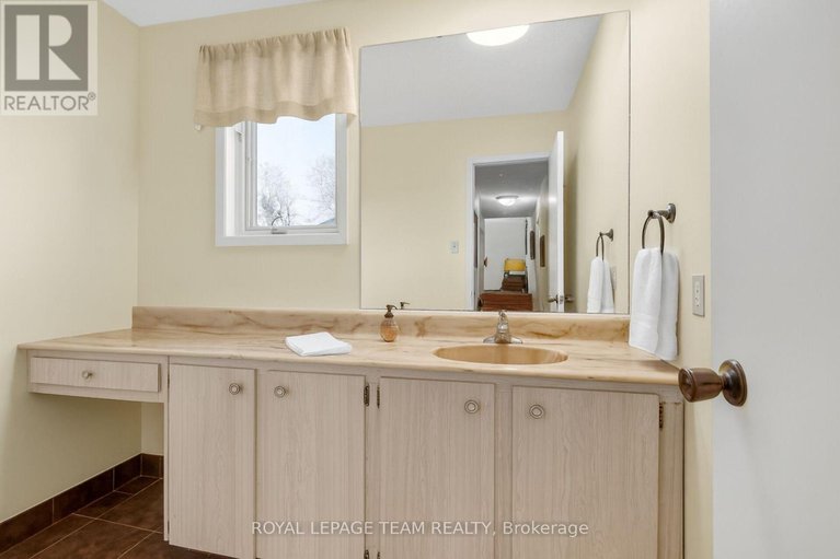 29176701/7-little-road/riverside-southgloucester-glen/ottawa/ontario/K1V1H5_22