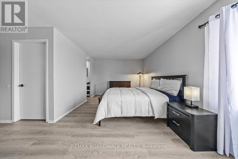 29318250/294-valade-crescent/fallingbrookpineridge/ottawa/ontario/K4A2X3_18