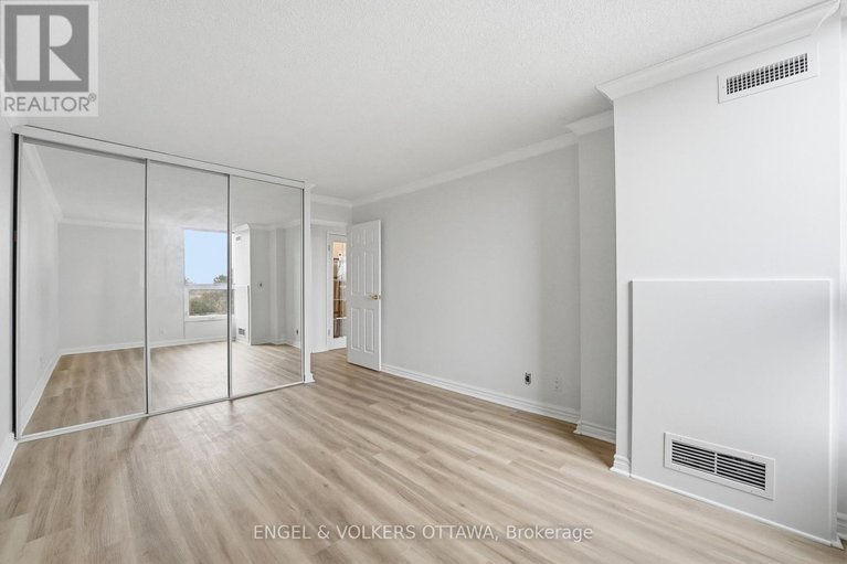 29637517/301-2951-riverside-drive/mooneys-bayriverside-park/ottawa/ontario/K1V8W6_15