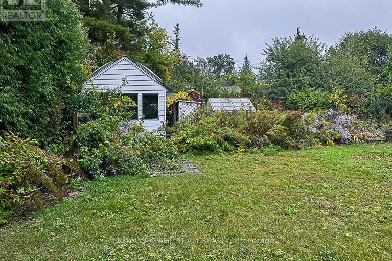28916019/70-crownhill-street/cardinal-heights/ottawa/ontario/K1J7K8_25