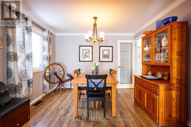 29422357/1879-rosewind-court/chapel-hill/ottawa/ontario/K1C7E3_11