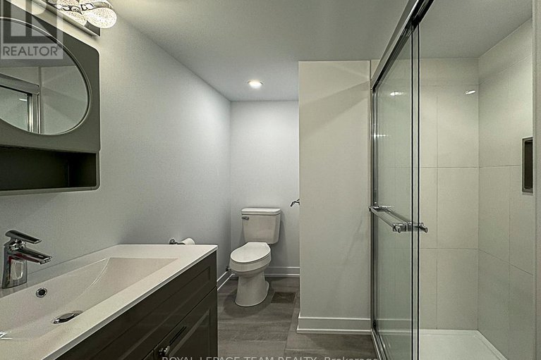 28916019/70-crownhill-street/cardinal-heights/ottawa/ontario/K1J7K8_20