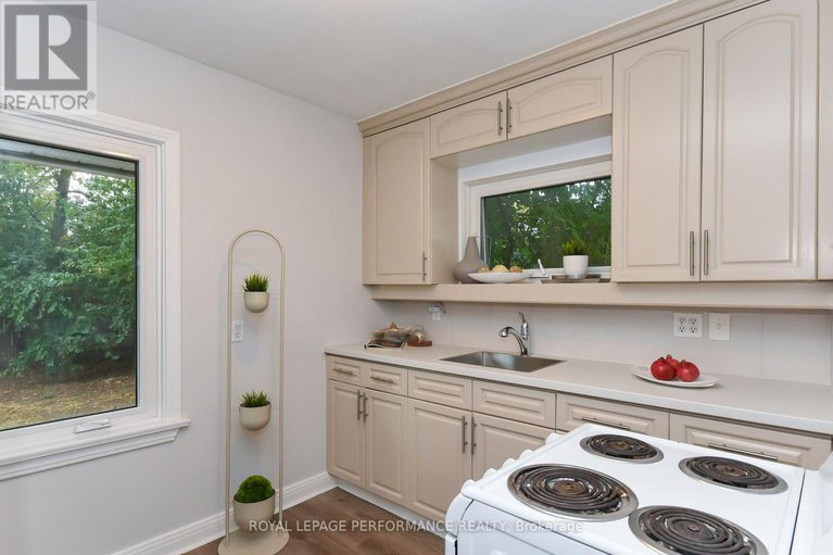 28902188/274-queen-mary-street/overbrookcastle-heights/ottawa/ontario/K1K1X2_12