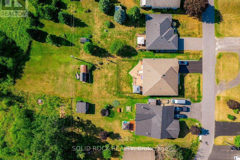 28671866/9-grove-street/iroquois/south-dundas/ontario/K0E1K0_6