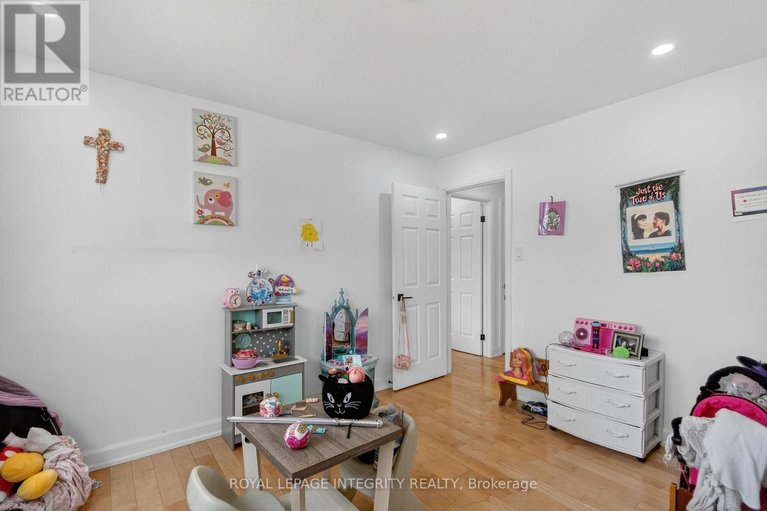 29484455/2092-legrand-crescent/queenswood-heights-south/ottawa/ontario/K1E3T6_33