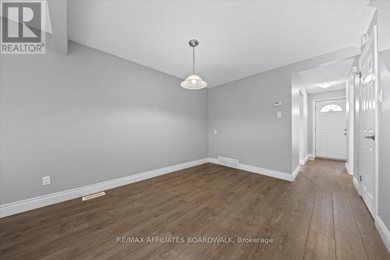 29211965/6482-bilberry-drive-w/convent-glen-north/ottawa/ontario/K1C4N8_12