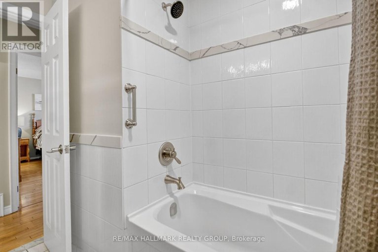 29053802/838-balsam-drive/chatelaine-village/ottawa/ontario/K1E1B7_26