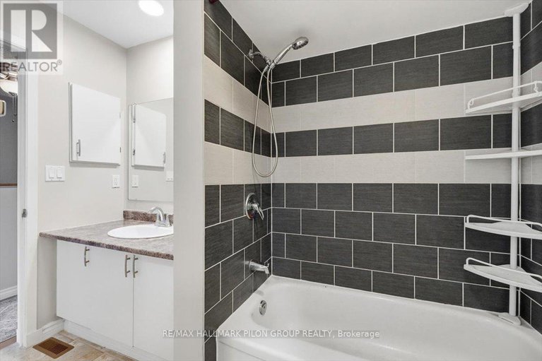 29117905/420-valade-crescent/fallingbrookpineridge/ottawa/ontario/K4A2W2_15