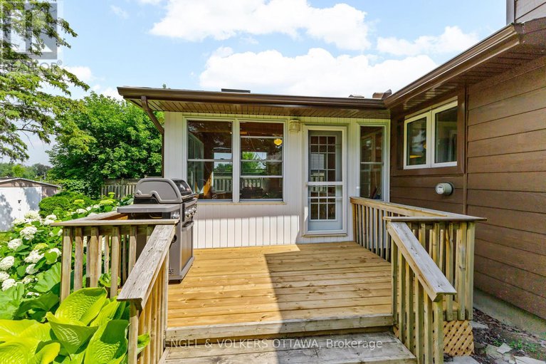 28638772/31-assiniboine-drive/borden-farmstewart-farmcarleton-heightsparkwood-hills/ottawa/ontario/K2E5R8_26
