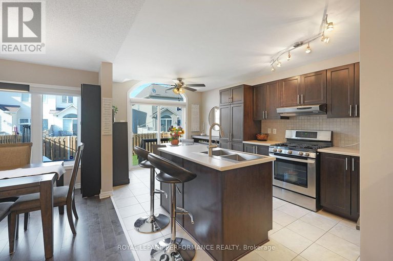 28987499/243-silvermoon-crescent/avalon-east/ottawa/ontario/K4A0P8_15