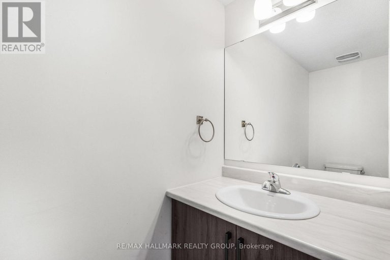 29364224/877-platinum-street/clarencerockland-twp/clarence-rockland/ontario/K4K0H9_5