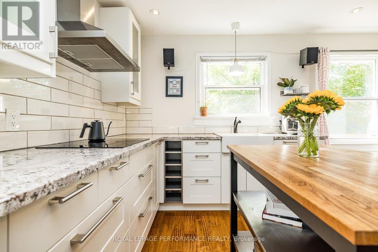 28842718/343-fullerton-avenue/overbrookcastle-heights/ottawa/ontario/K1K1K2_12