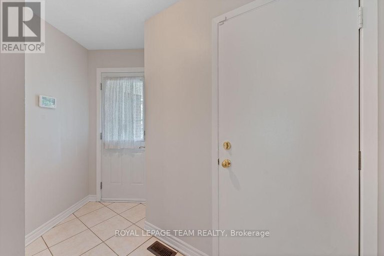 28605729/1073-ewing-street/hunt-club-park/ottawa/ontario/K1G4Y6_4