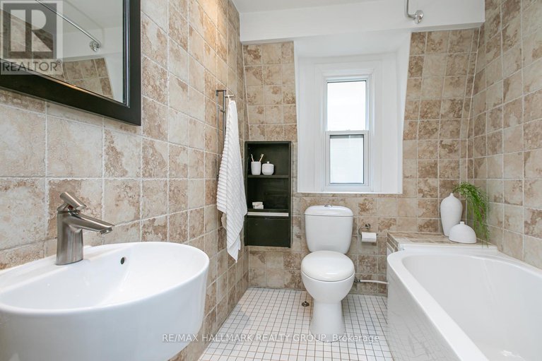 28437104/636-chapel-street/sandy-hill/ottawa/ontario/K1N7Z9_17