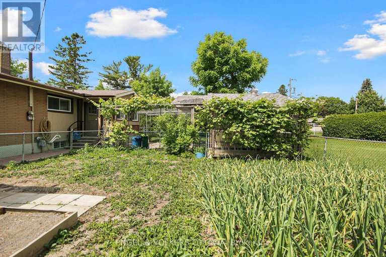 28483641/8-greenwich-avenue/carleton-heights/ottawa/ontario/K2E5E6_28