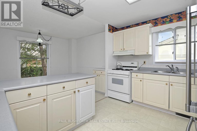 28591928/299-tompkins-avenue/bilberry-creekqueenswood-heights/ottawa/ontario/K1E3X3_9