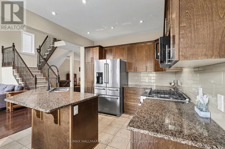 29653953/865-contour-street/mer-bleuebradley-estatesanderson-park/ottawa/ontario/K1W0G6_7