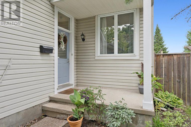 28591914/1869-hennessy-crescent/fallingbrookgardenway-south/ottawa/ontario/K4A3X8_3
