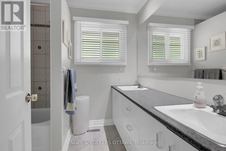 28483641/8-greenwich-avenue/carleton-heights/ottawa/ontario/K2E5E6_14