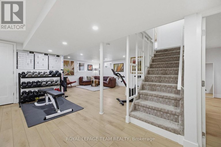 29622537/513-windermere-avenue/mckellarhighland/ottawa/ontario/K2A2W3_21