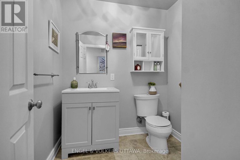 29119545/5593-whitewood-avenue-s/manotick-village-manotick-estates/ottawa/ontario/K4M1E1_8