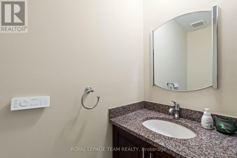 28879068/35-ivylea-street/craig-henrywoodvale/ottawa/ontario/K2G4X1_14