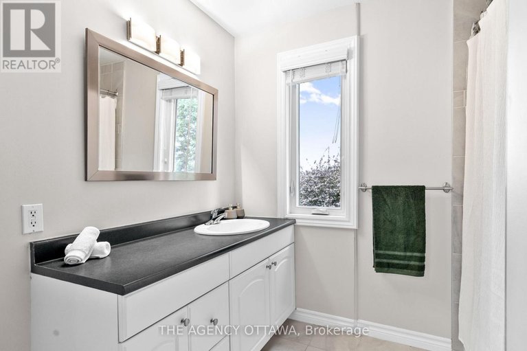 28490663/659-alesther-street/overbrookcastle-heights/ottawa/ontario/K1K1H8_19