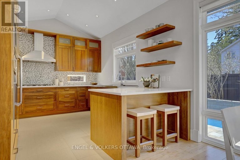 29673243/592-brierwood-avenue/mckellarhighland/ottawa/ontario/K2A2H8_16