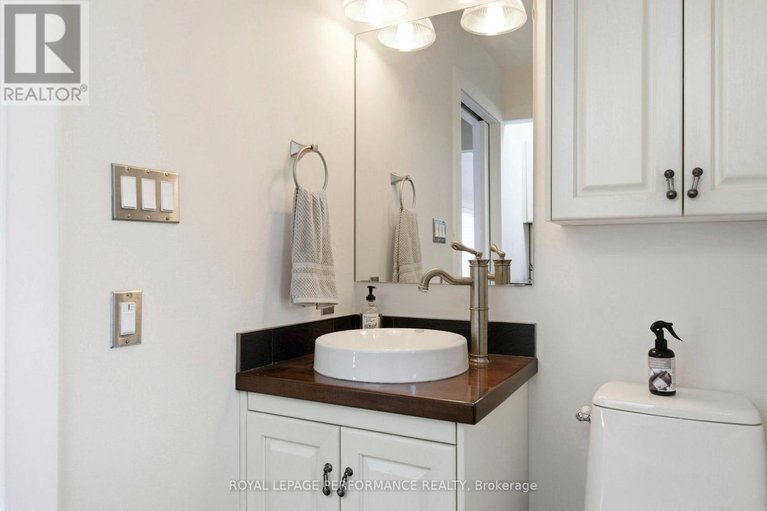 29401324/18537-stonehouse-point-road/south-glengarry-charlottenburgh-twp/south-glengarry/ontario/K6H5R5_29