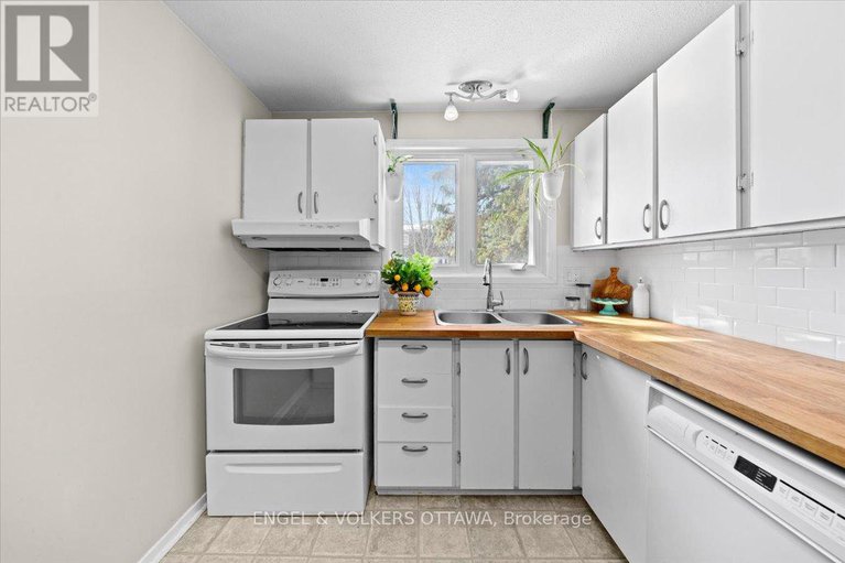 29422354/a-1753-lamoureux-drive/queenswood-heights-south/ottawa/ontario/K1E2N3_4