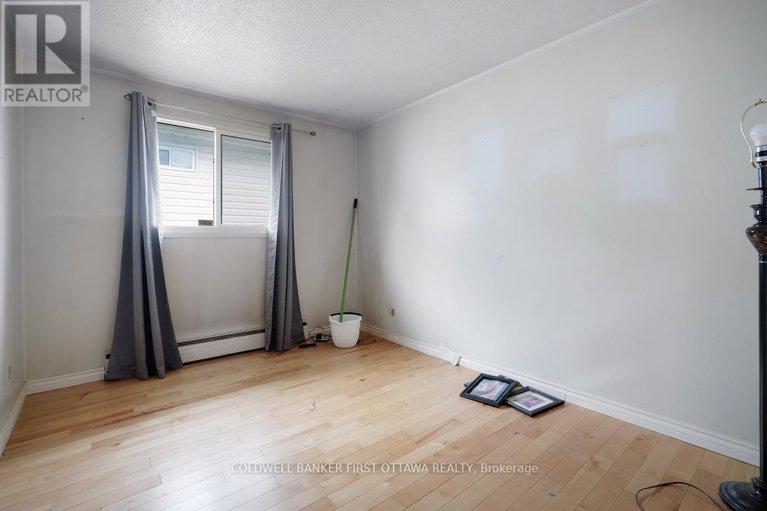 28322181/323-amiens-street/bilberry-creekqueenswood-heights/ottawa/ontario/K1E1N4_15