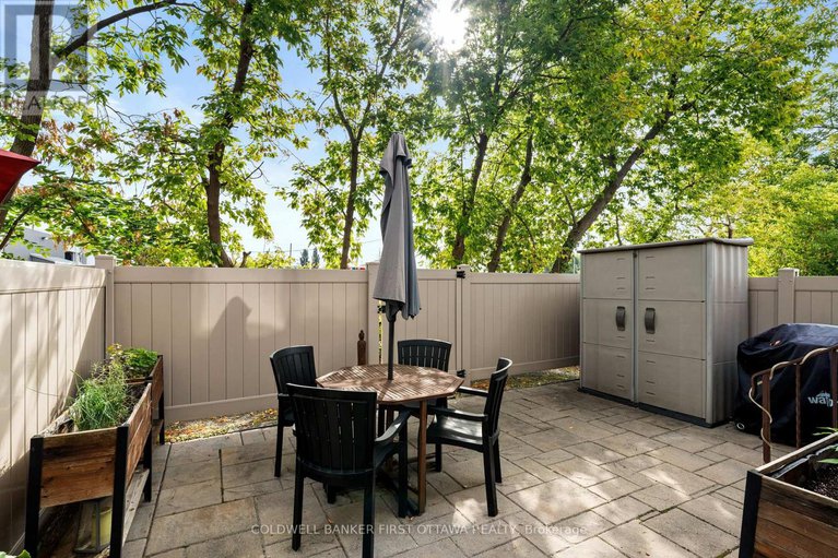 28819610/12-550-straby-avenue/overbrookcastle-heights/ottawa/ontario/K1K1H1_32