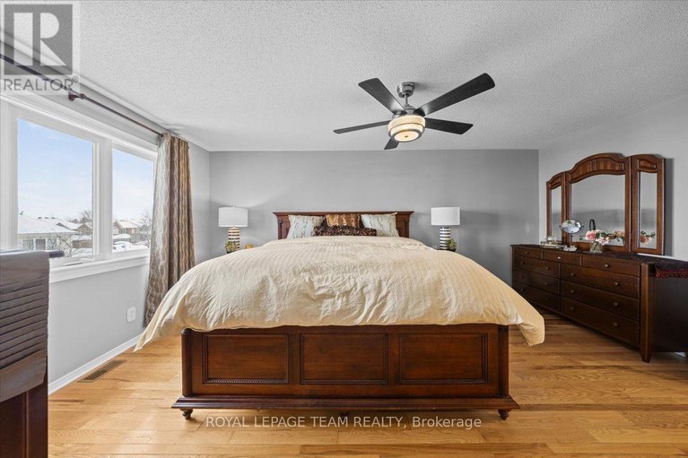 29634635/8-crownridge-drive/emerald-meadowstrailwest/ottawa/ontario/K2M2M8_21