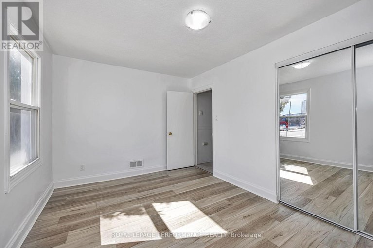 28423853/195-baribeau-street/vanier/ottawa/ontario/K1L7R4_21