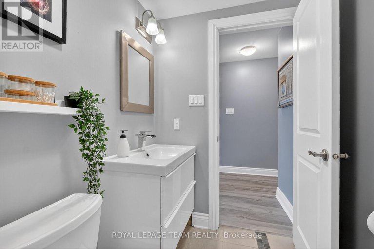 29501223/a-142-a-queen-mary-street/overbrookcastle-heights/ottawa/ontario/K1K1X5_30